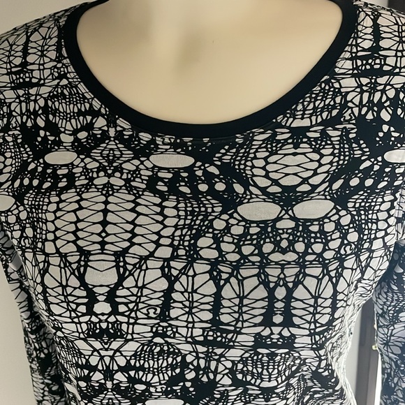 Lululemon long black-and-white abstract lined tunic. - Picture 3 of 7